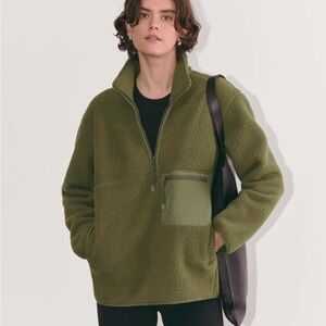 EVERLANE RENEW FLEECE IN OLIVE GREEN. OVERSIZED HALF-ZIP